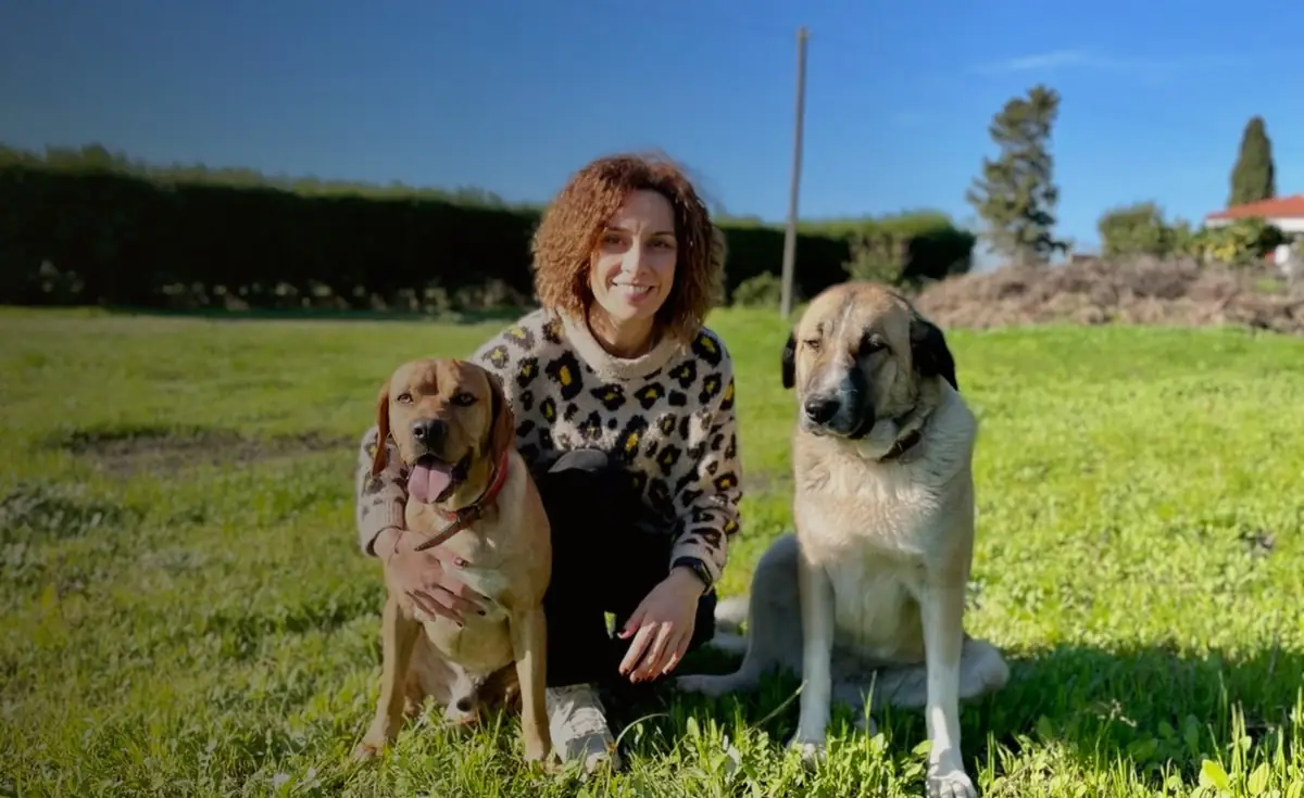 Inês Almeida com dois cães num campo